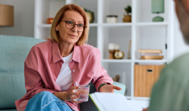 50-plus vrouw praat met psycholoog