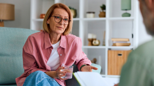 50-plus vrouw praat met psycholoog
