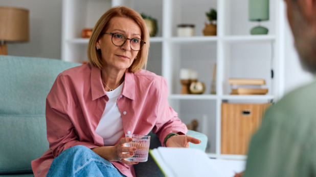 50-plus vrouw praat met psycholoog