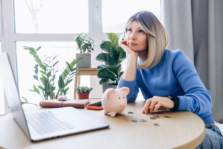 Vrouw doet thuis de financien