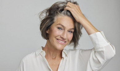 50-plus vrouw met hand in haar