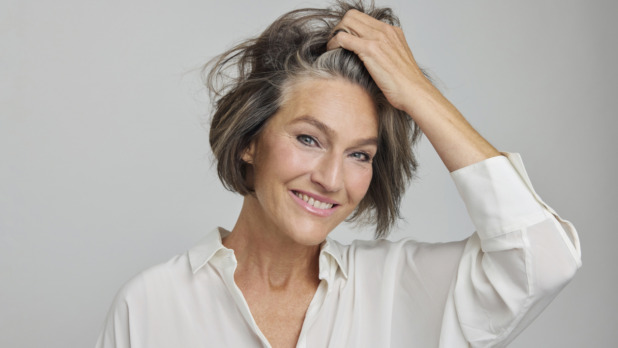 50-plus vrouw met hand in haar