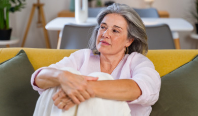 Vrouw op de nadenkend op de bank
