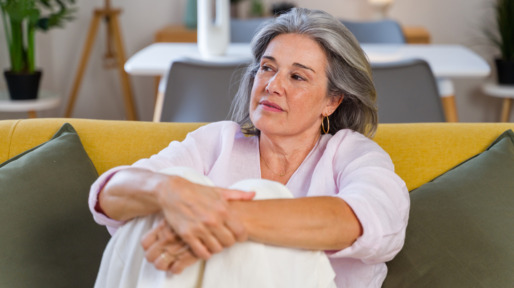Vrouw op de nadenkend op de bank