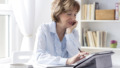 50 plus vrouw kijkt naar agenda op iPad