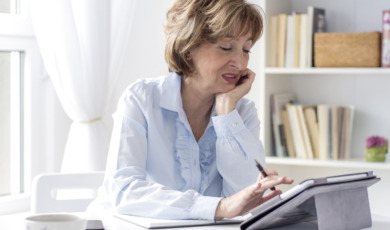 50 plus vrouw kijkt naar agenda op iPad