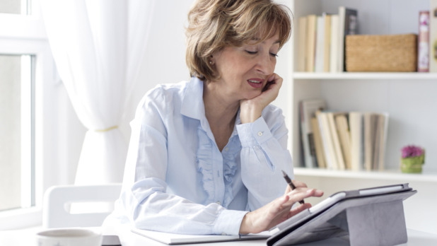 50 plus vrouw kijkt naar agenda op iPad