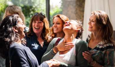 Een groep lachende vrouwen