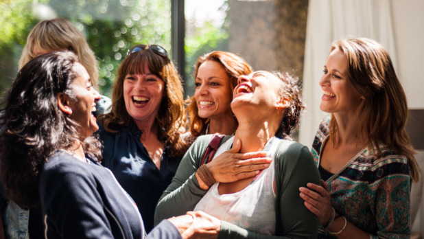 Een groep lachende vrouwen
