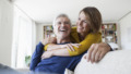 Man en vrouw knuffelen op de bank