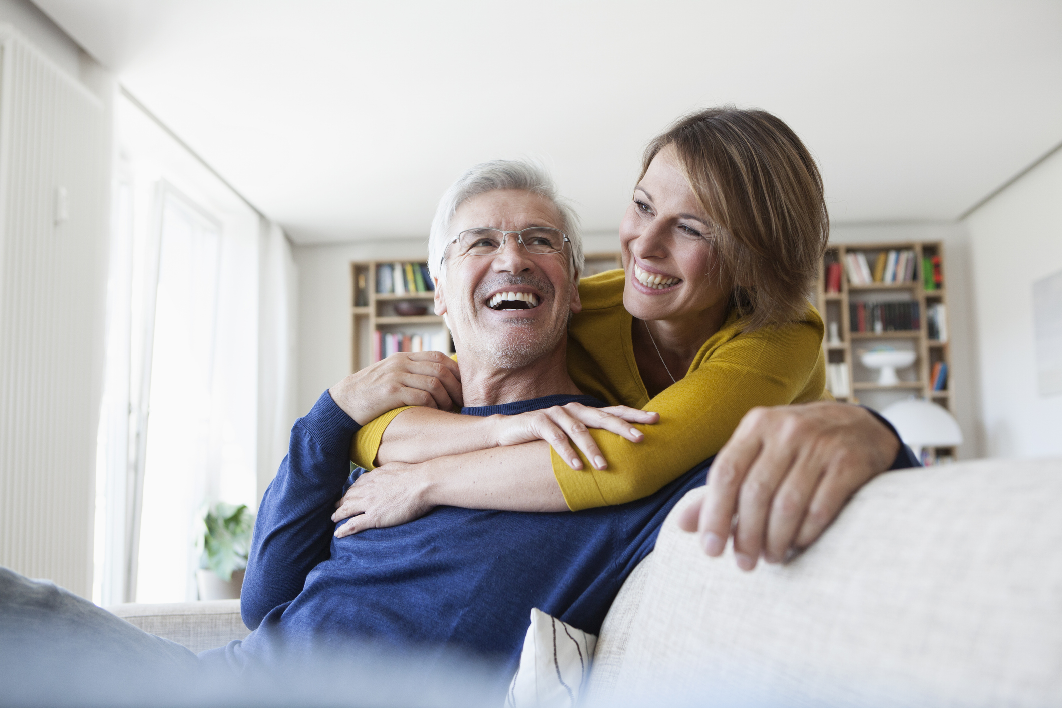 Man en vrouw knuffelen op de bank