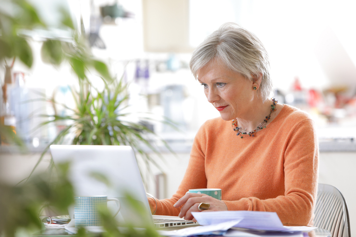 Oudere dame doet haar belastingaangifte