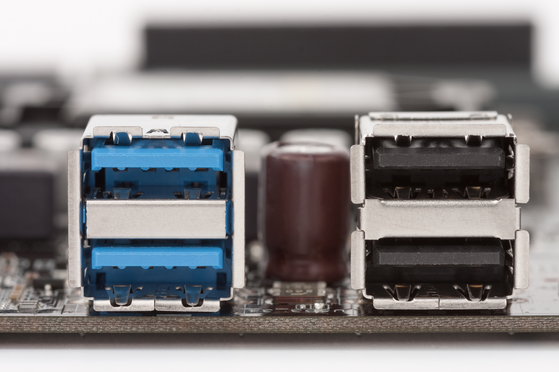 Zwarte en blauwe USB poorten, USB 2 en 3