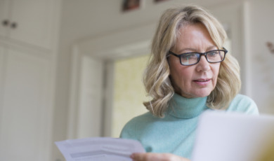 50 plus vrouw checkt papieren