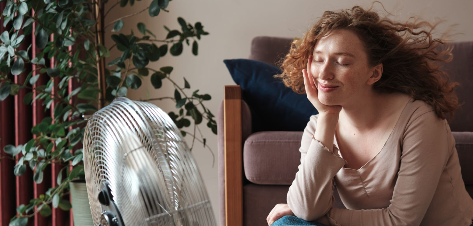 Vrouw geniet van airco